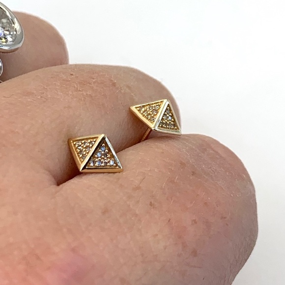 💕x3HP💕14k gold Diamond pyramid stud earrings - Picture 8 of 9